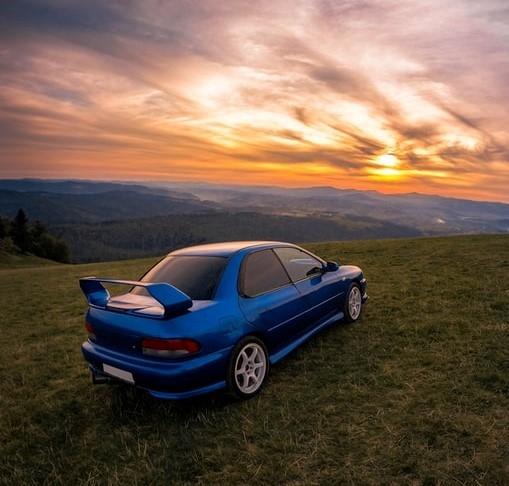 Panorama Pologne voiture bleue