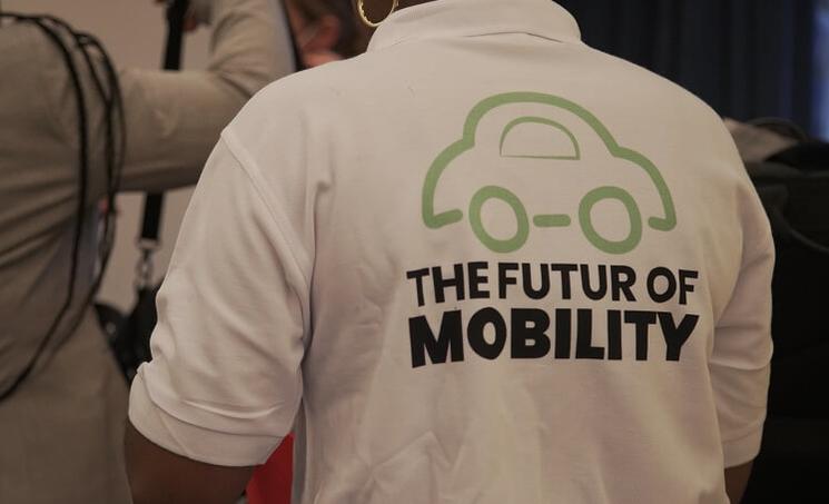 un t.shirt avec le logo d'une voiture pour le mobilité verte