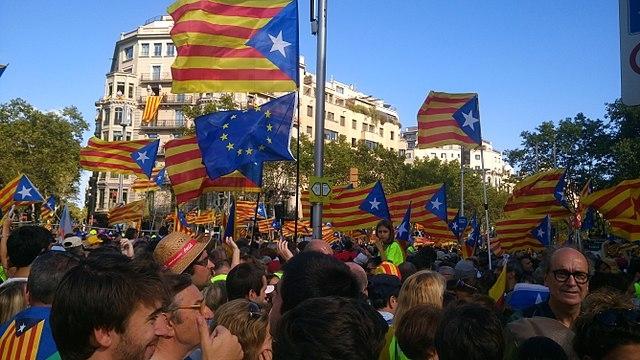 des gens manifestent a barcelone