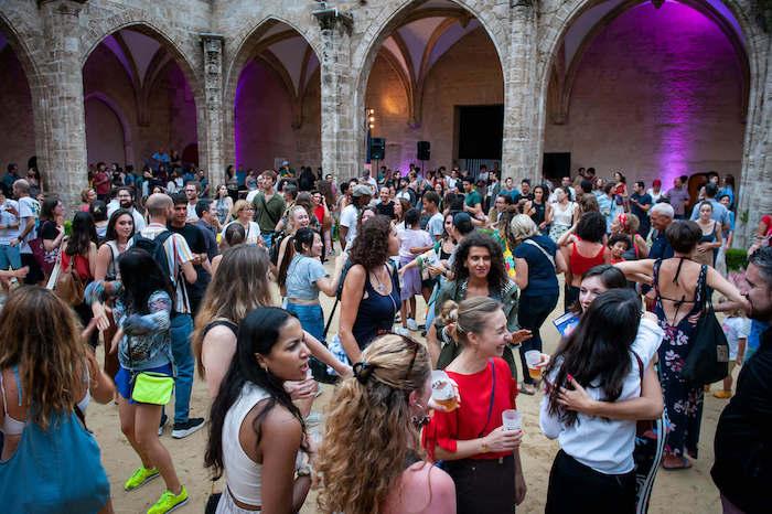 la foule dans le cloître gothique du CCCC lors d'un événement de La Base Culture à Valencia