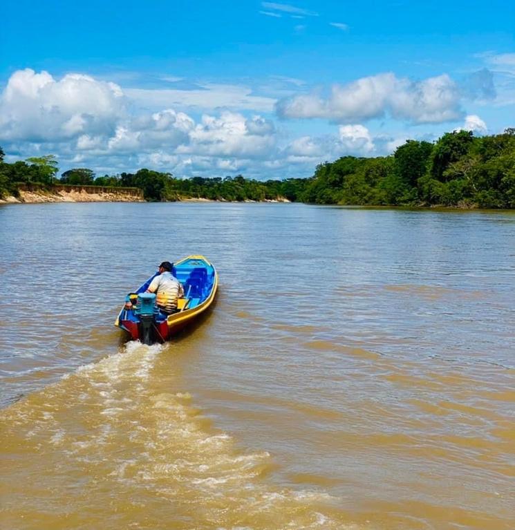 Lancha navigant sur le Rio Guayabero