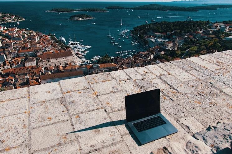 Un laptop et le wifi remplacent presque entièrement un bureau