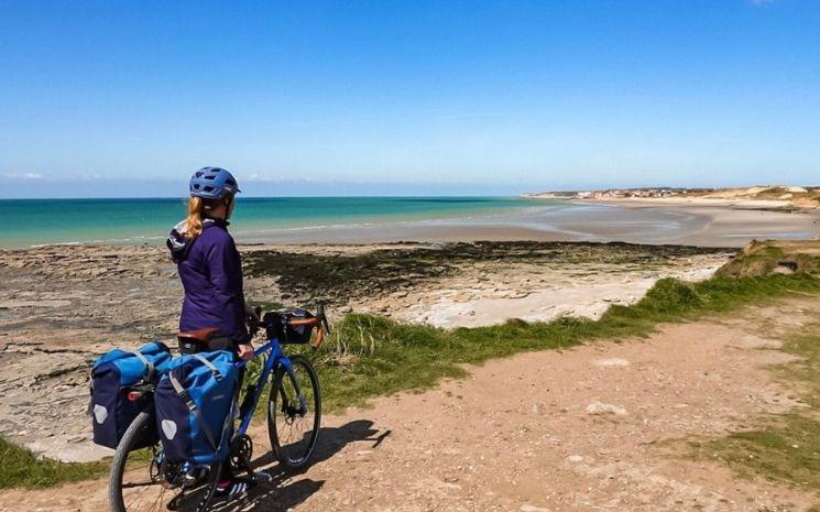 Traversée à vélo de Laurène Philippot sur la Côte d'Opale (Pas-de-Calais)