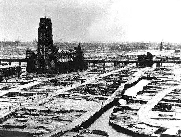 L'église "Laurenskerk" à "Blaak" est le seul bâtiment du centre ville à avoir survécu au bombardement. 