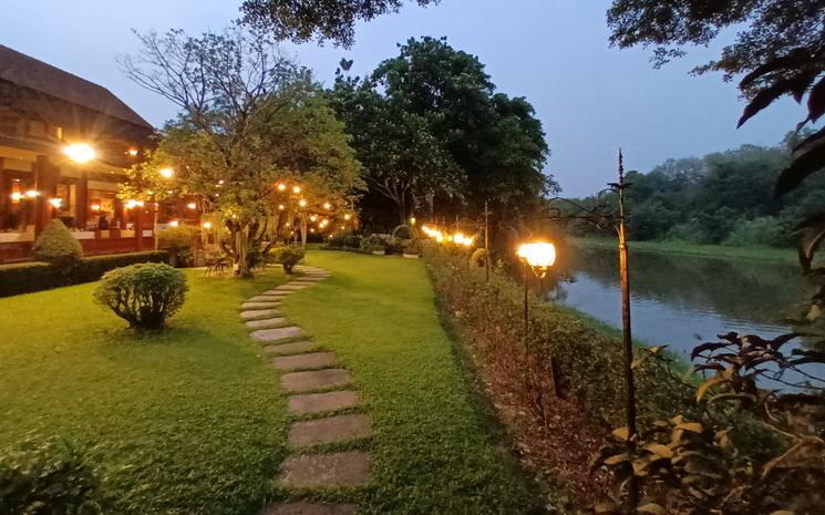 Vue exterieure du restaurant Le Crystal a Chiang Mai sur les bords de la riviere Ping