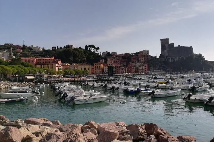 port avec falaise et bateaux en ligurie