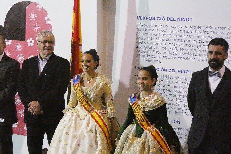 Les Falleras Mayores avant le discours inaugural