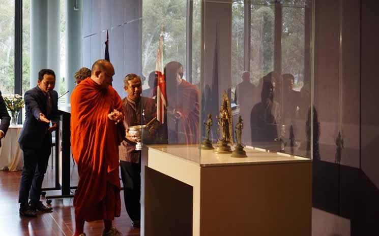 Les objets pillés sont bénis par un moine bouddhiste. Photo de Sao Phal Niseiy