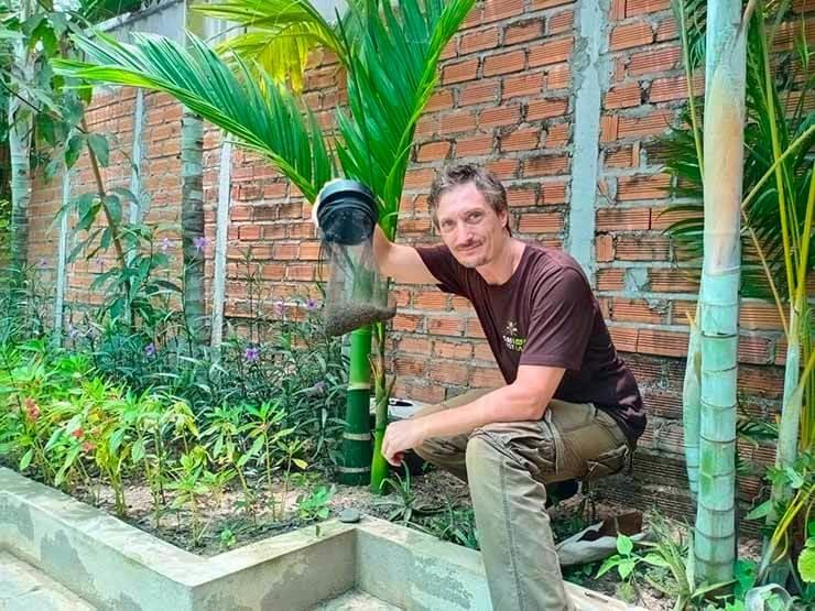 Lionel nous montre le fruit de sa "récolte" de moustiques 