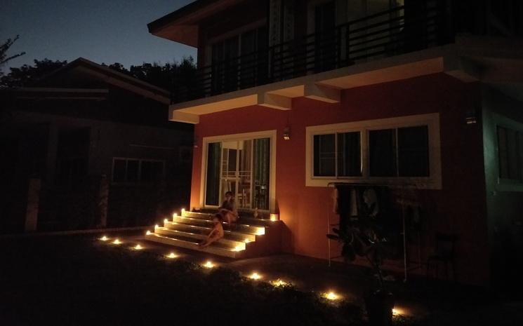 Une maison thailandaise illuminee pour la fete de Loy Krathong