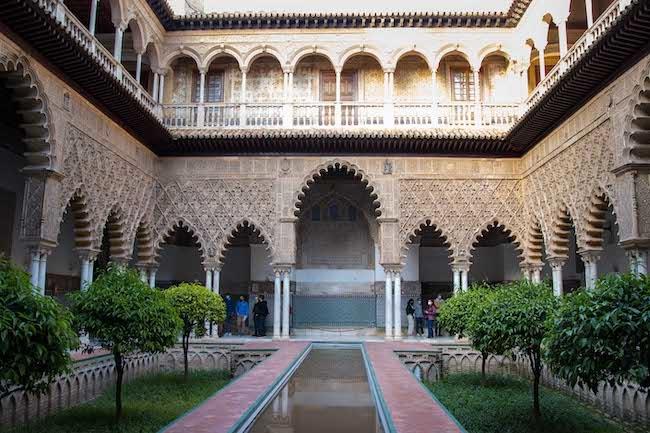 groupe de personnes dans les jardins de l'Alcazar