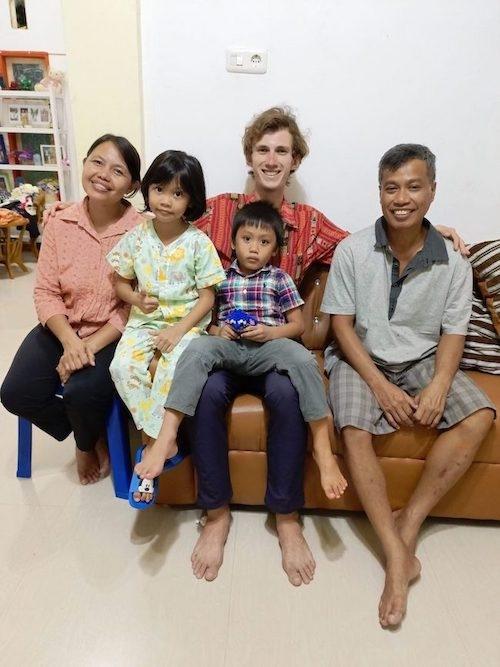 Lucas Venner chez Nelce, sa famille d'accueil à Toraja 