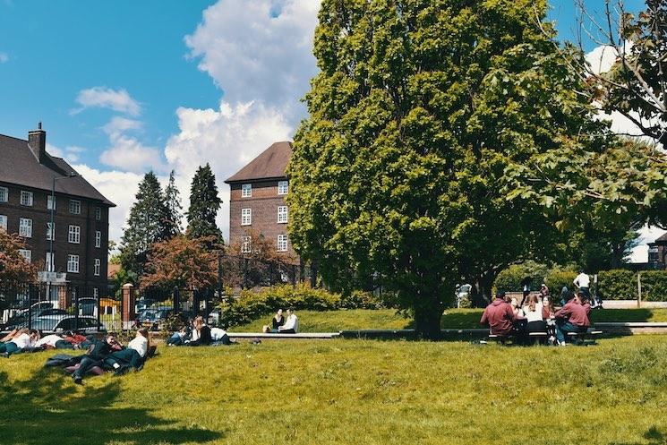 Les enfants d'un lycée sont assis dans l'herbe