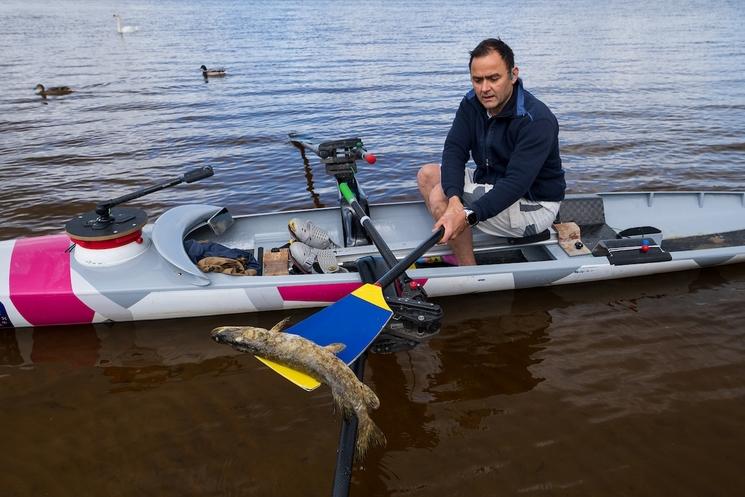 Christophe Gruault trouvant un brochet mort (Esox lucius) dans la rivière Narew, juste avant qu'elle ne rejoigne la Vistule.