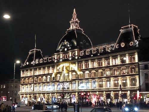 un magasin décoré pour Noël à Copenhague 