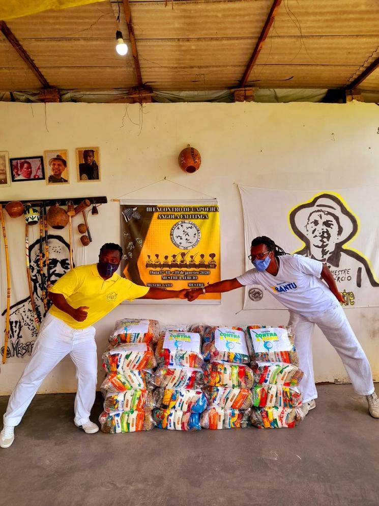 Maitres de capoeira contre la faim devant les cestas basicas