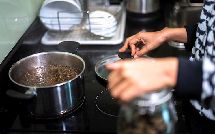 Une malade de cancer se prepare une infusion de cannabis a Bangkok