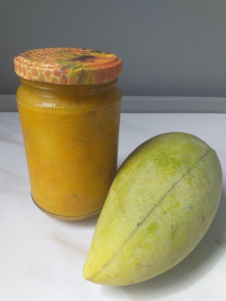 Mangue fraiche et pot de compote de mangues