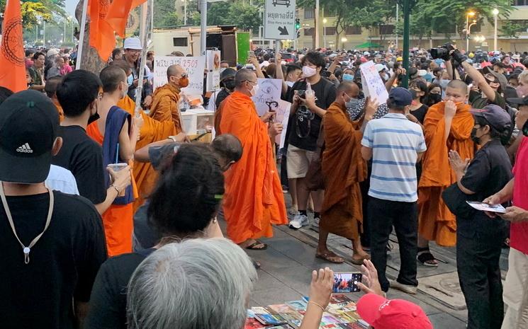 Moines bouddhistes dans les manifestations en Thailande