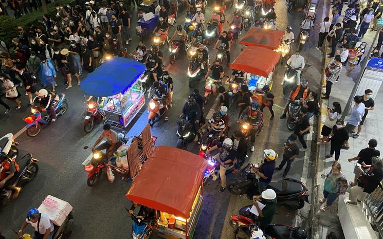 Vendeurs ambulants sur les manifestations anti-gouvernement a Bangkok