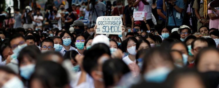 Manifestation lyceennes anti-gouvernement a Bangkok