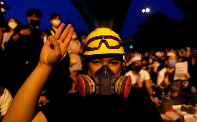 Manifestation etudiante nocturne contre le gouvernement thailandais