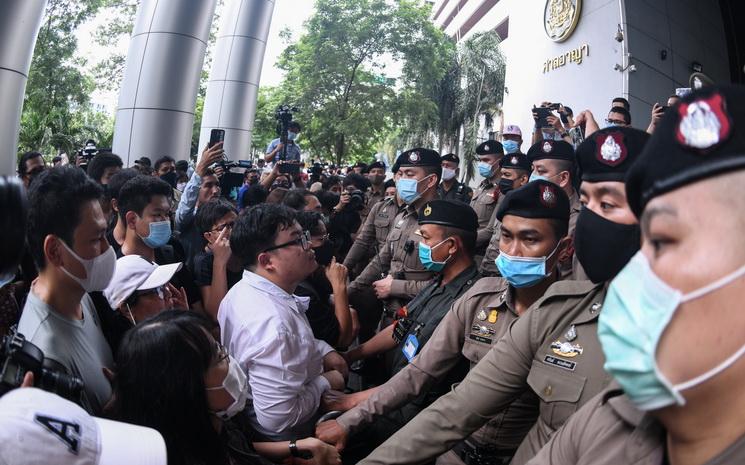 Manifestation devant la cour penale de Bangkok