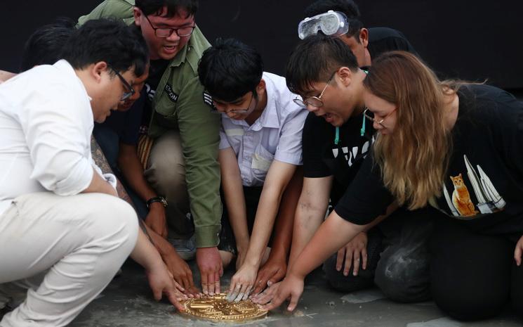 Pose de la plaque lors d'une manifestation anti-gouvernement a Bangkok