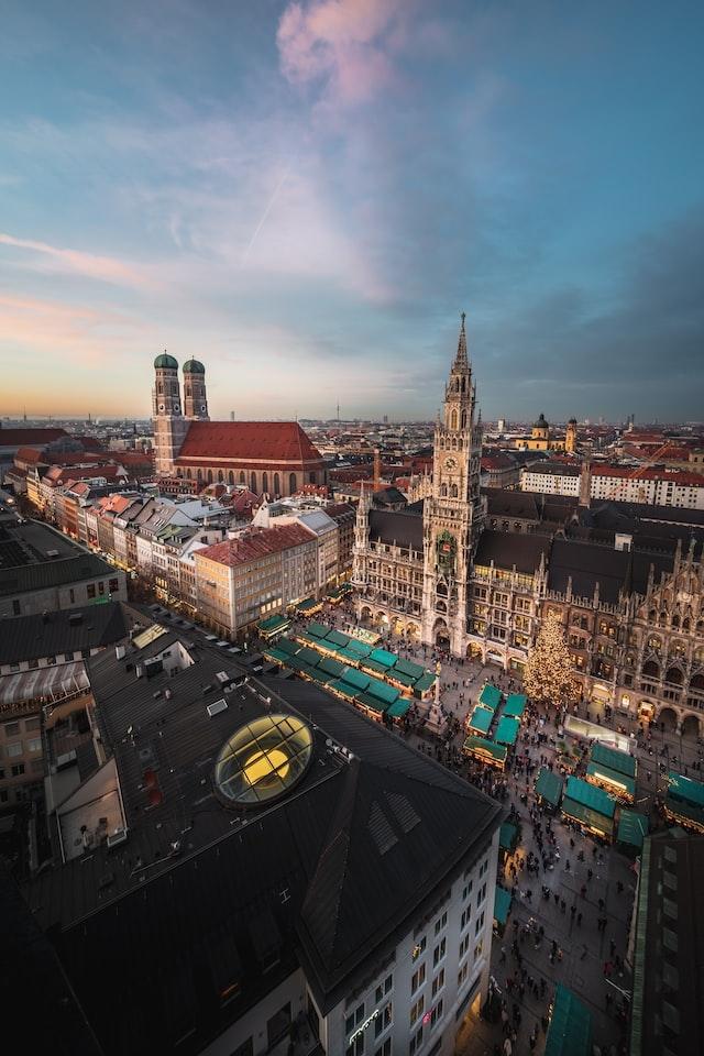 Marché de Noël de Munich sur la Marienplatz © Daniel Sessler - Unsplash