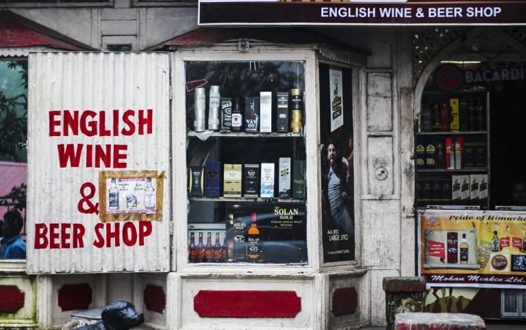 Un marchand d'alcool dans une rue de Mumbai