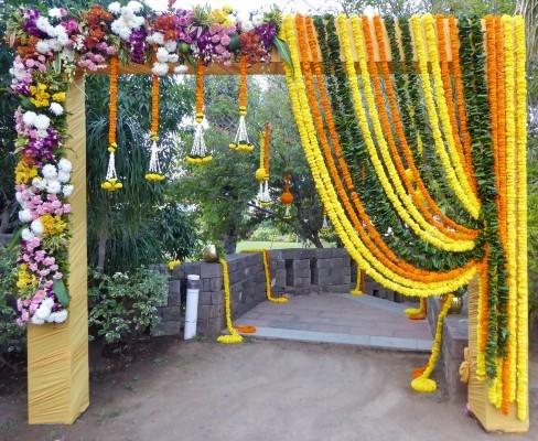 Une arche de fleurs à l'entrée d'un lieu de mariage