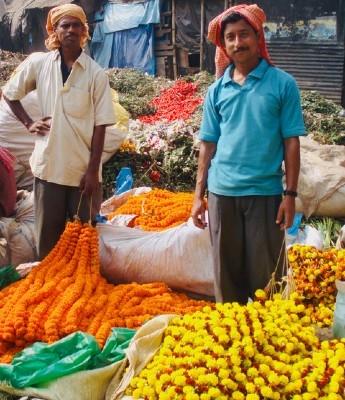 Des vendeurs de guirlandes de Marigolds au marché