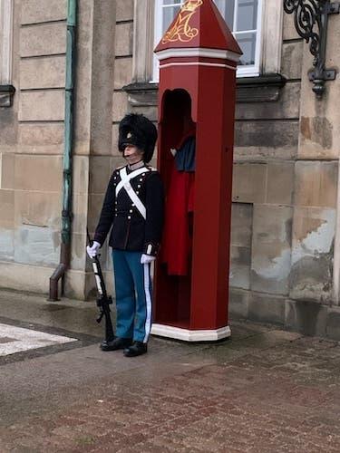 Marius montant la garde à Amalienborg 