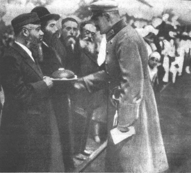 Le maréchal Pilsudski salué par des Juifs. Source : Głos Gminy Żydowskiej (Voix de la communauté juive), 1938.