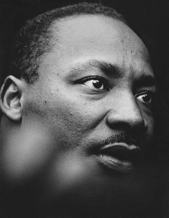 Martin Luther King Portrait in front of UN Building  New York City, NY. 15 avril, 1967. 