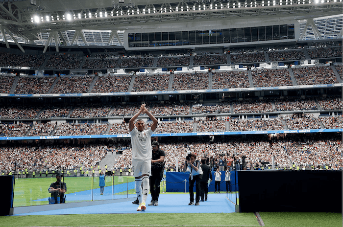 mbappé salue les supporters