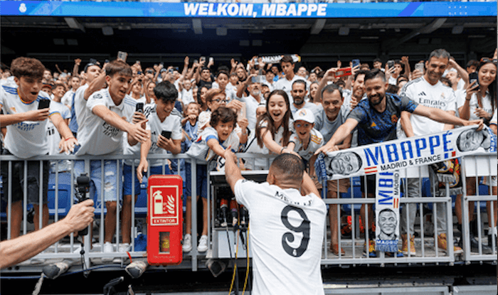 Mbappé salue les supporters