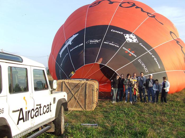 Une famille pose devant la nacelle