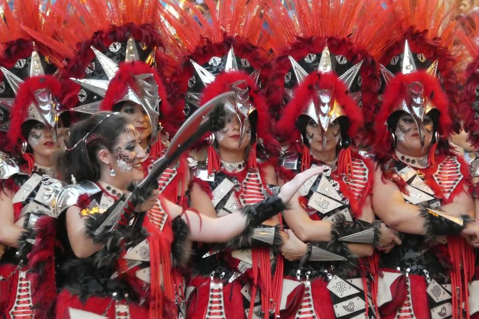 Des représentantes féminines en rouge