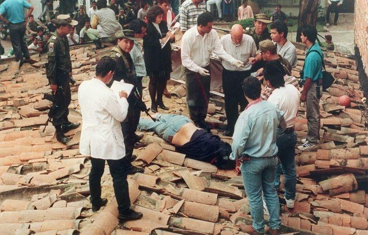 Pablo Escobar abattu le 2 décembre 1993 sur les toits de Medellin