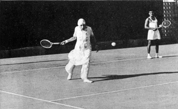 La mere jouant au tennis