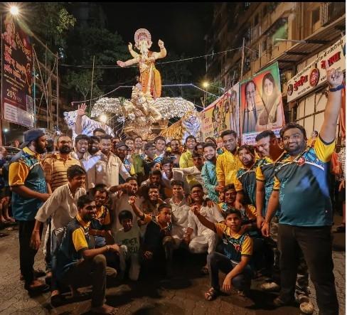 Le Ganesh qui fond dans l'eau Mumbai Cha Peshwa