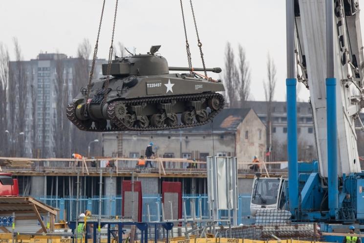 Le char Sherman Firefly placé au fond de la fosse. Photo: Roman Jocher