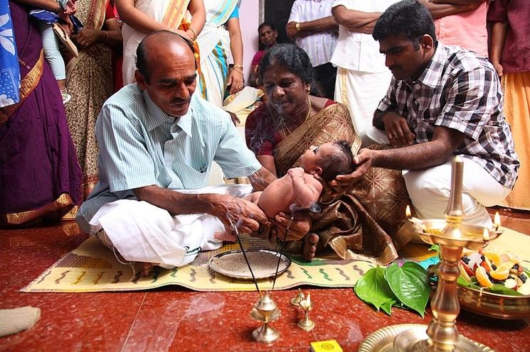 Dans le Kerala, une grand-mère s’apprête à murmurer trois fois son nom à l’oreille d’un nouveau-né lors de la cérémonie du nom. Photo : Sandeepndas - CC