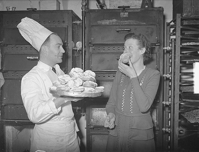 Dégustation de Olibollen le 27 Décembre 1950 (Photo: Nationaal Archief)