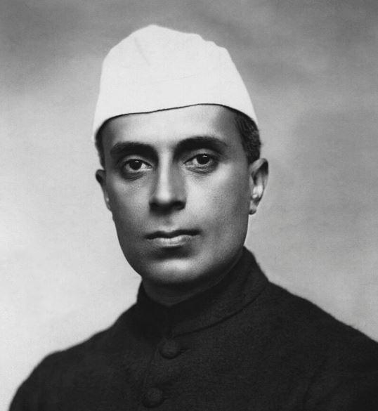 Jawaharlal Nehru, premier ministre après l’indépendance de l’Inde en 1947, a tenté de mettre en place un code civil unifié, mais s’est heurté à une forte opposition de la part de divers groupes religieux.