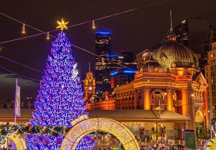 Sapin de Noël sur Federation Square, devant la gare de Flinders, Melbourne.