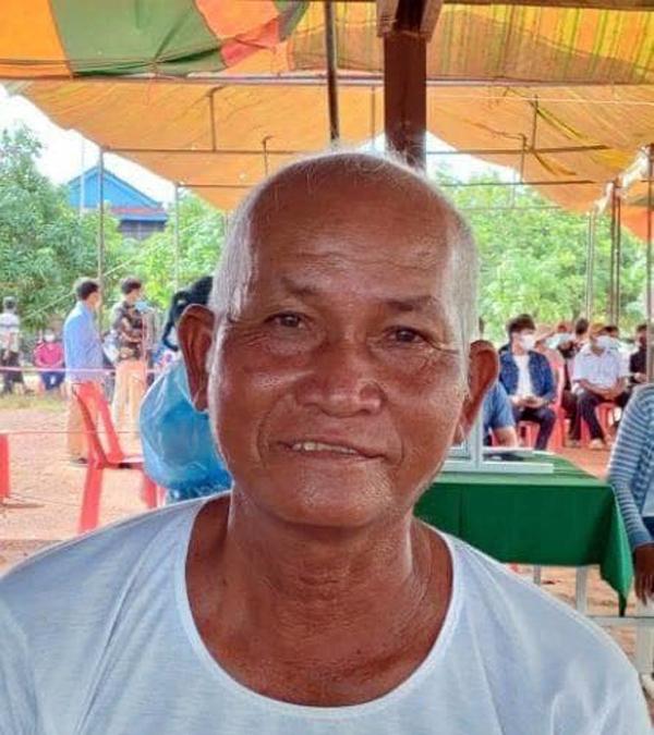 Nop Mean agriculteur de 70 ans la 5 millionième personne à être vaccinée au cambodge