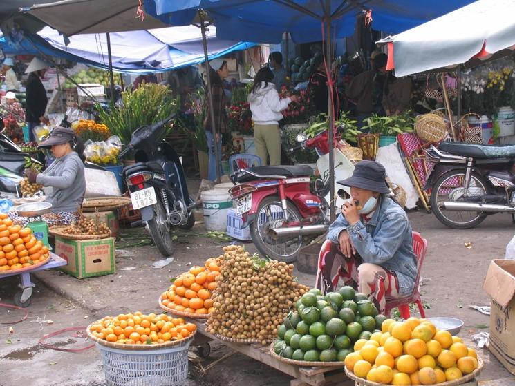 Femmes dans un marché de rue au Vietnam