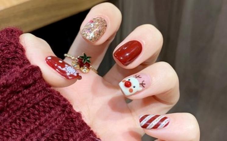 Ongles colores sur le theme de noel